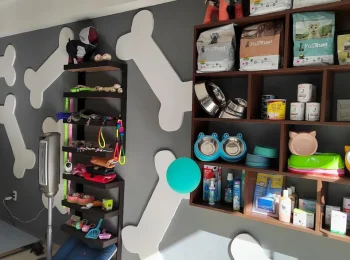 Productos para mascotas exhibidos en una estanteria